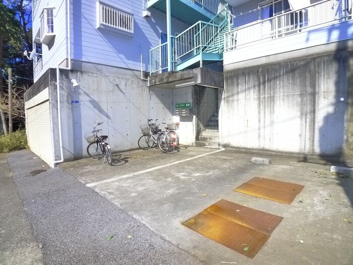 物件外観写真3　(駐車場)