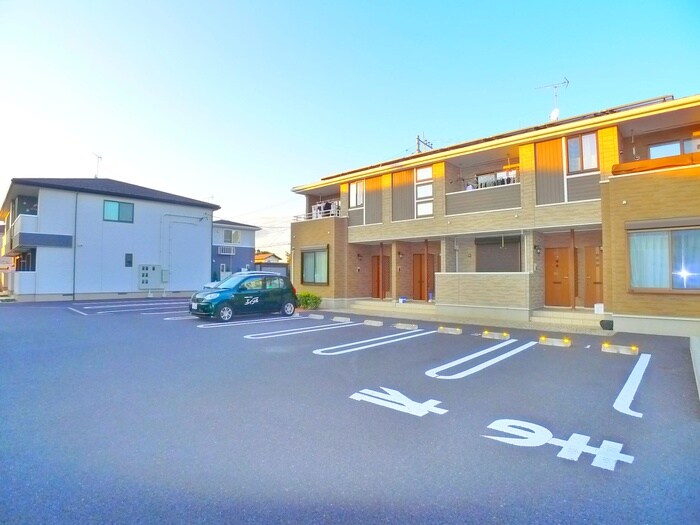 物件外観写真2　(駐車場)