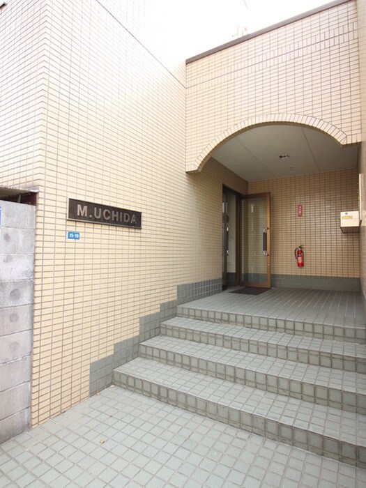 物件外観写真3　(エントランス部分)