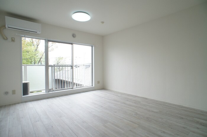 物件内観写真5　(室内からの展望)