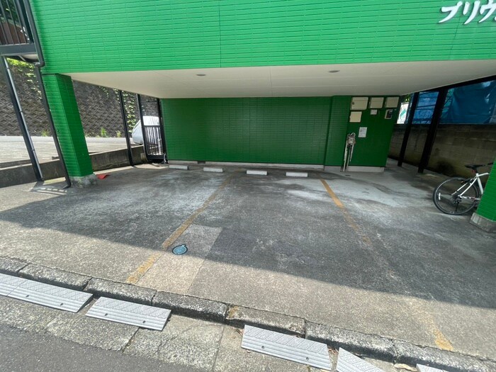 物件外観写真4　(駐車場)