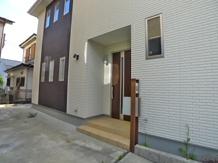 物件外観写真2　(エントランス部分)