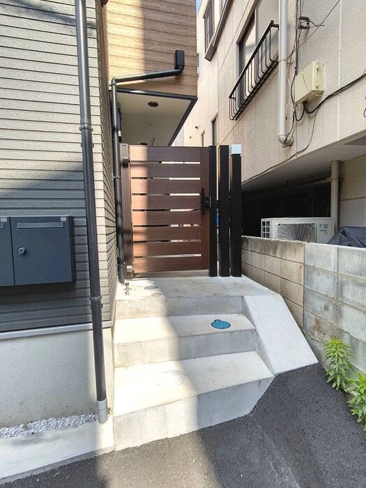 物件外観写真3　(エントランス部分)