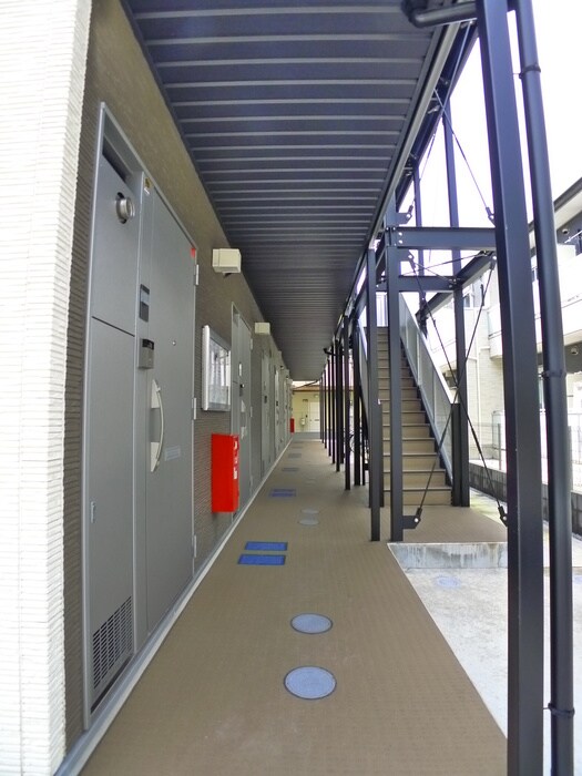 物件外観写真6　(エントランス部分)