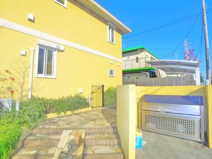 物件外観写真3　(エントランス部分)