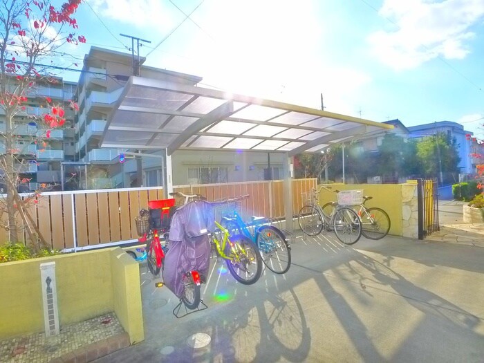 物件外観写真4　(駐輪場)