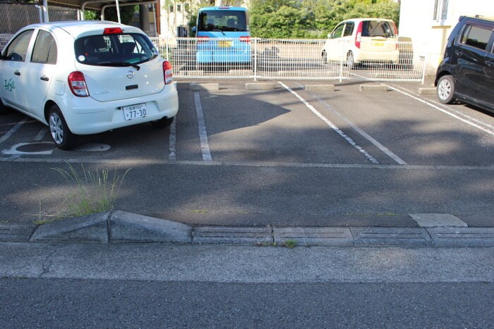 物件外観写真2　(駐車場)