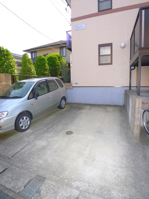 物件外観写真2　(駐車場)