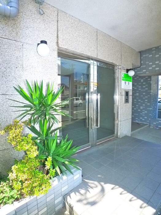 物件外観写真3　(エントランス部分)