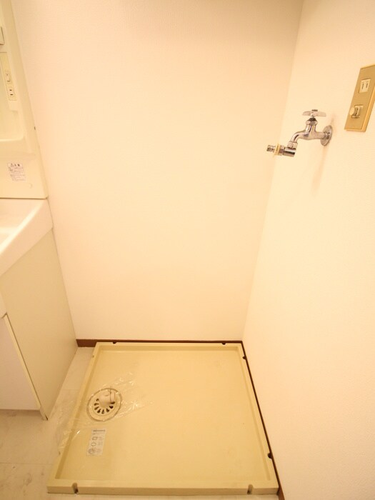 物件内観写真16　(洗濯機置場)