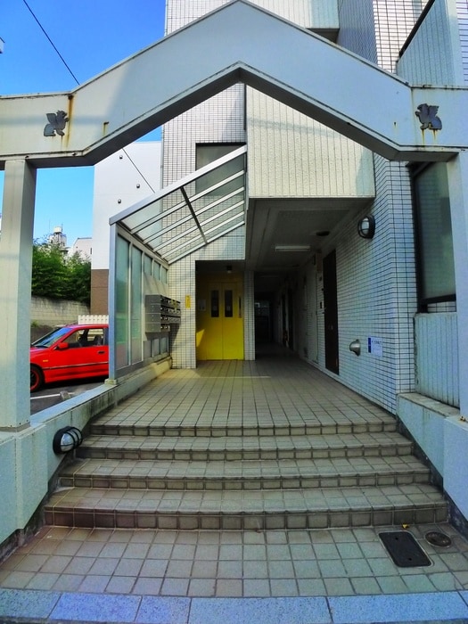 物件外観写真2　(エントランス部分)