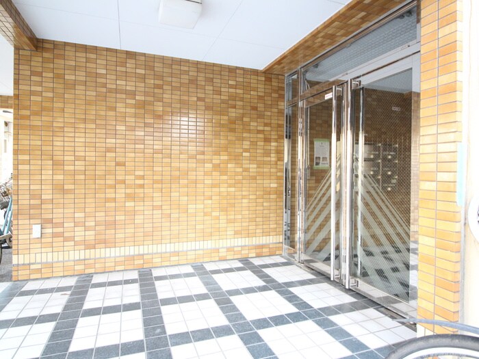 物件外観写真3　(エントランス部分)