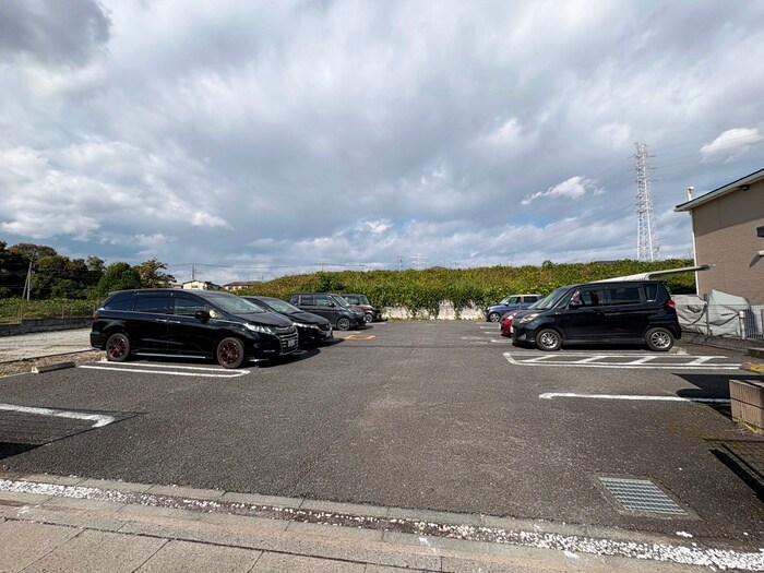物件外観写真6　(駐車場)