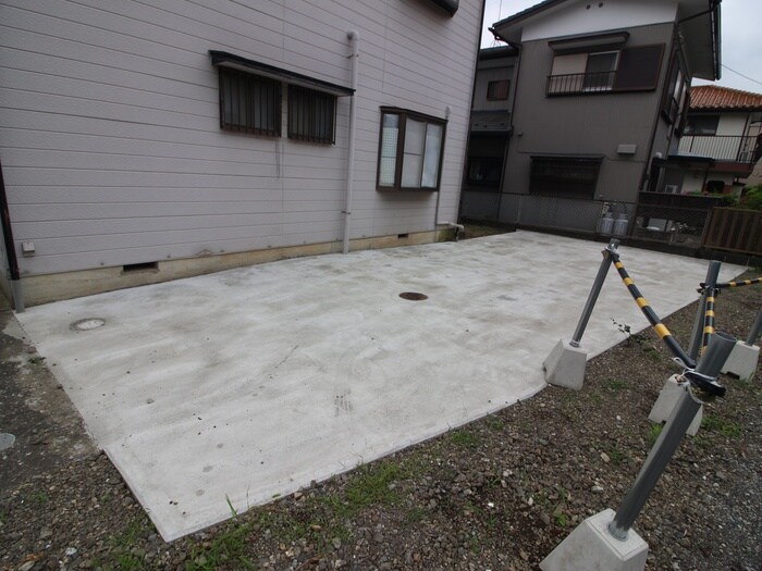 物件外観写真4　(駐車場)