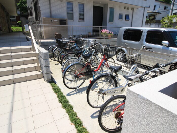 物件外観写真4　(駐輪場)