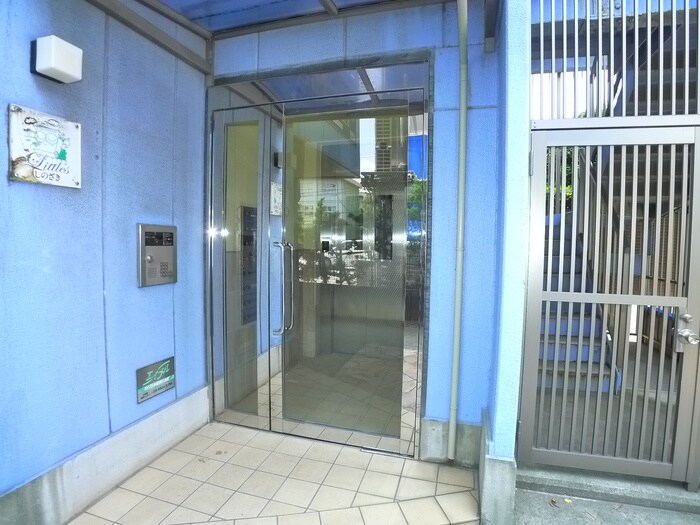 物件外観写真3　(エントランス部分)