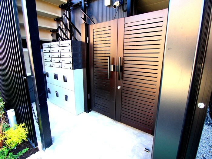 物件外観写真2　(エントランス部分)