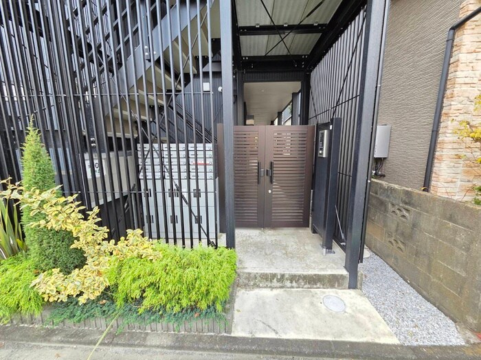 物件外観写真3　(エントランス部分)