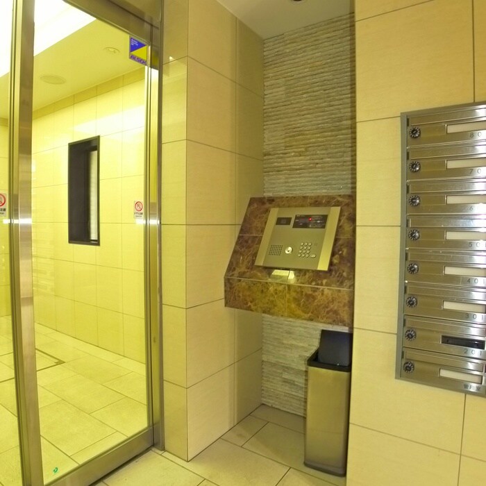 物件外観写真3　(エントランス部分)