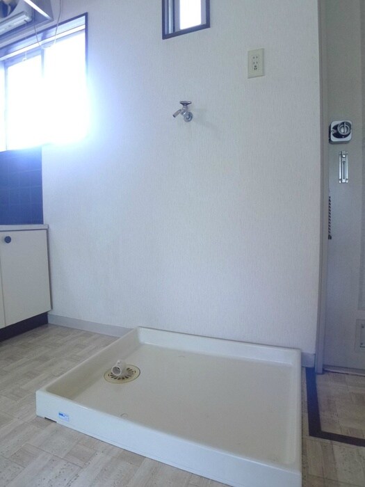 物件内観写真14　(洗濯機置場)