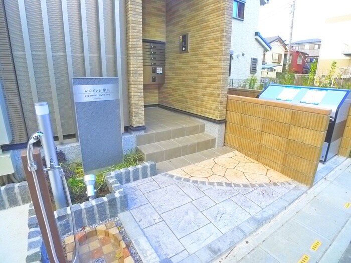 物件外観写真4　(エントランス部分)