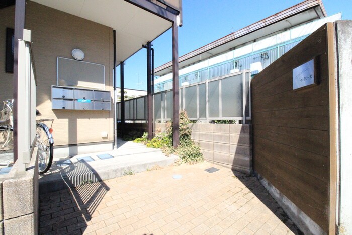 物件外観写真2　(エントランス部分)