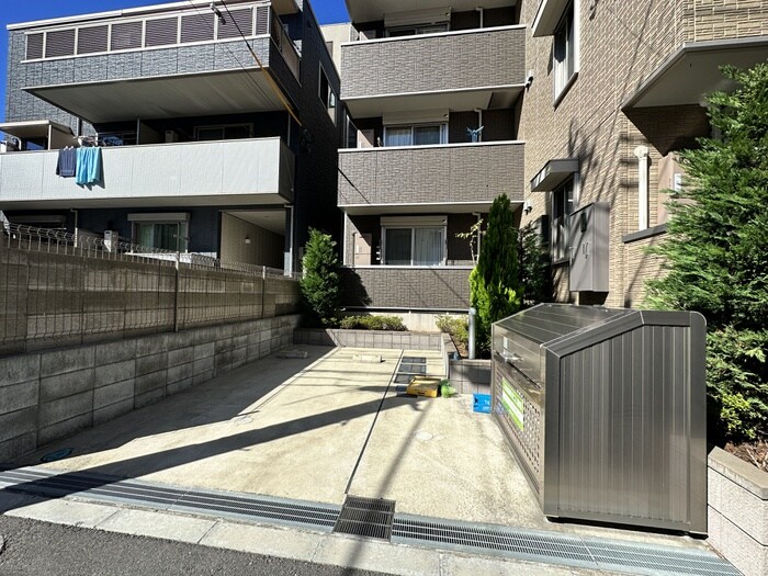 物件外観写真5　(駐車場)