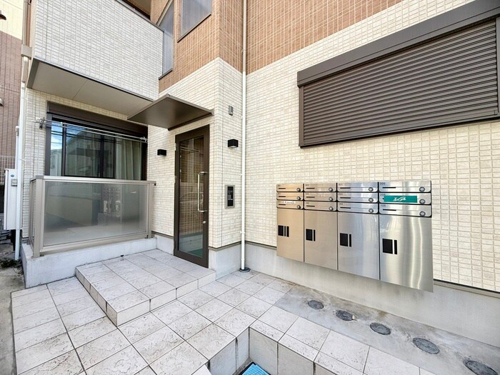 物件外観写真3　(エントランス部分)