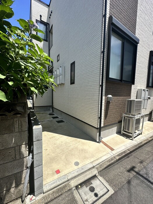 物件外観写真2　(エントランス部分)