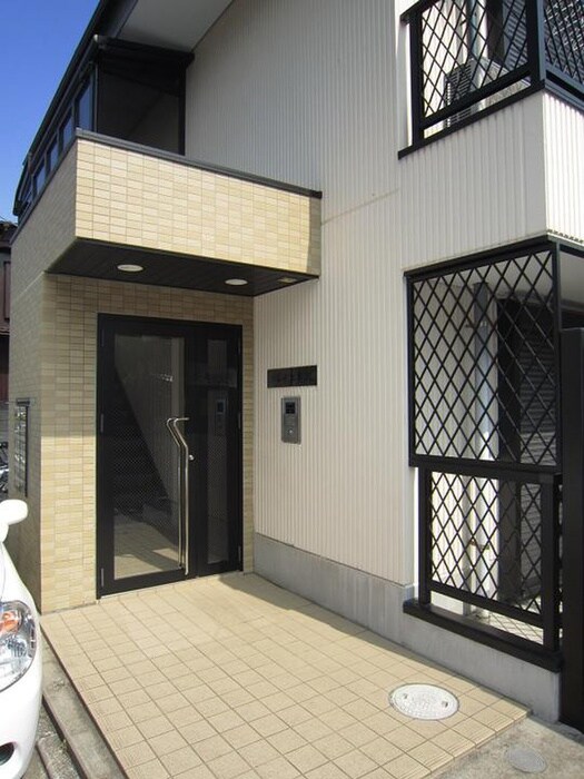 物件外観写真3　(エントランス部分)