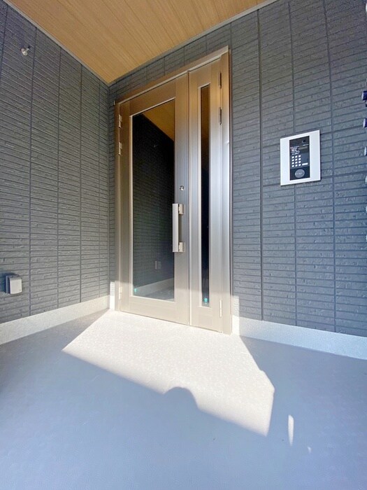 物件外観写真3　(エントランス部分)