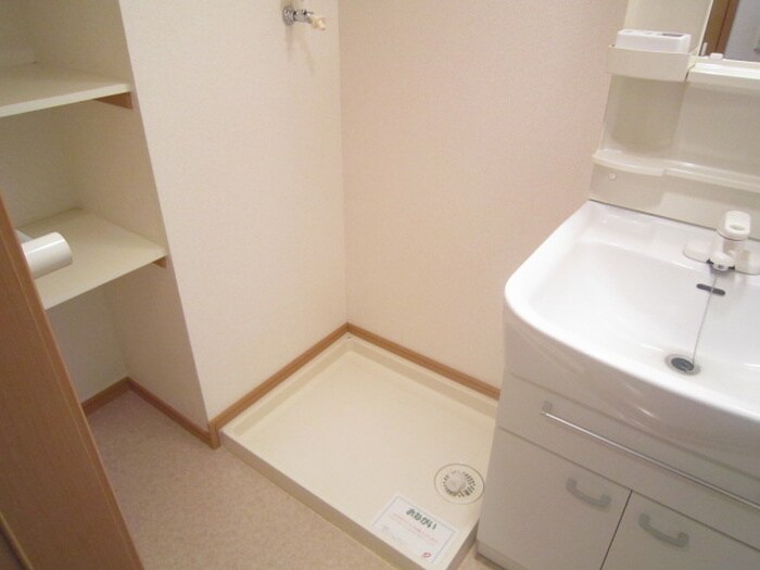 物件内観写真14　(洗濯機置場)