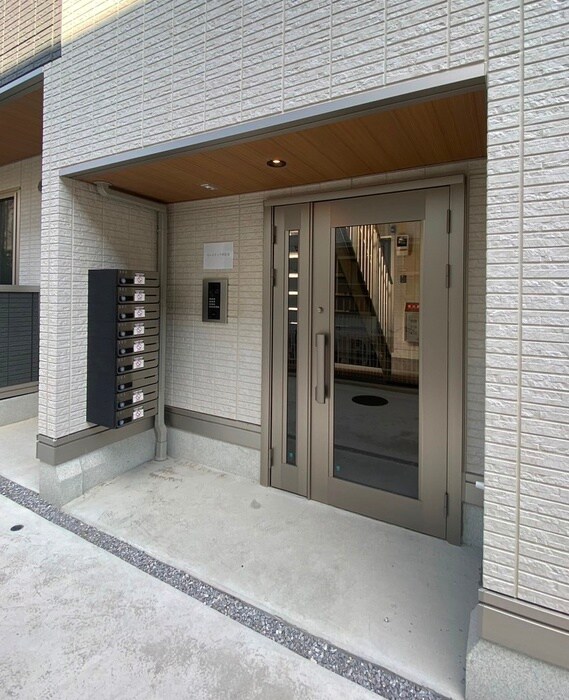 物件外観写真3　(エントランス部分)