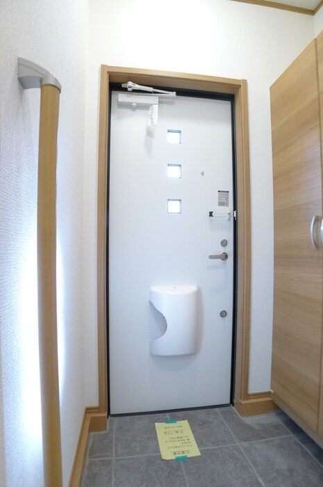 物件内観写真13　(玄関)