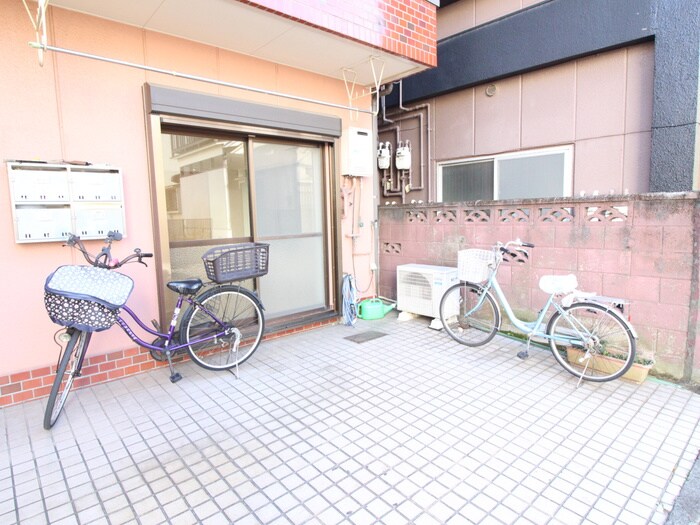 物件外観写真4　(エントランス部分)