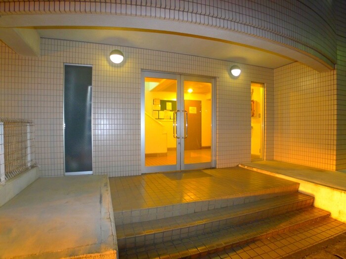 物件外観写真2　(エントランス部分)