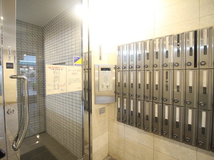 物件外観写真2　(エントランス部分)