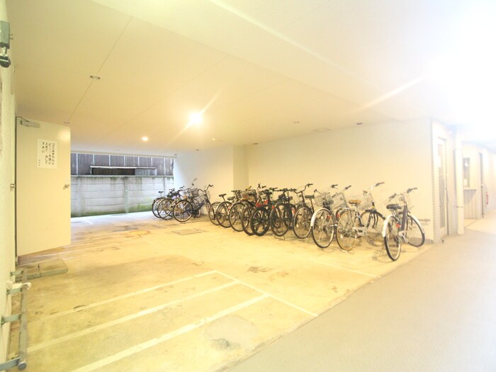物件外観写真4　(駐輪場)