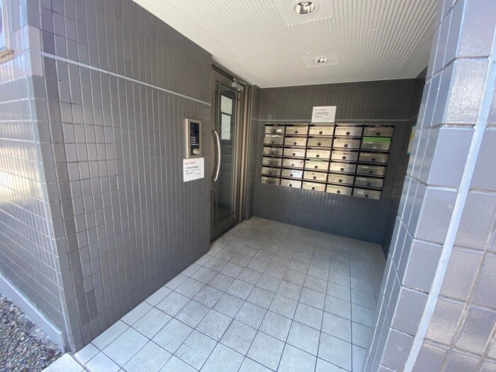 物件外観写真3　(エントランス部分)