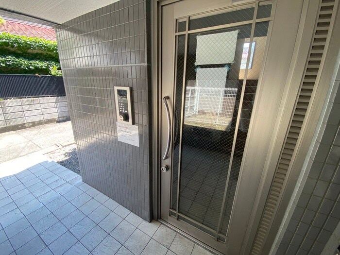 物件外観写真4　(エントランス部分)