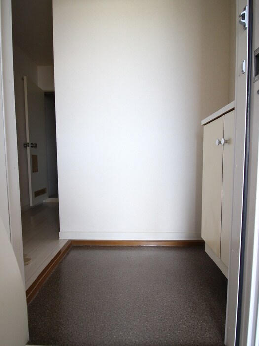 物件内観写真4　(玄関)