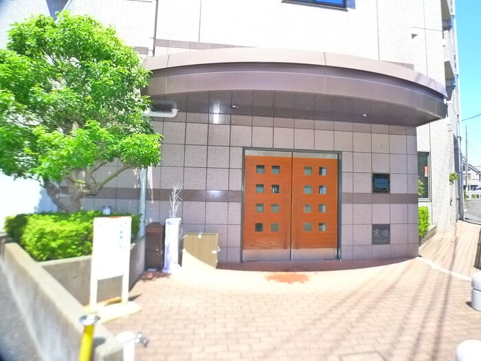 物件外観写真3　(エントランス部分)