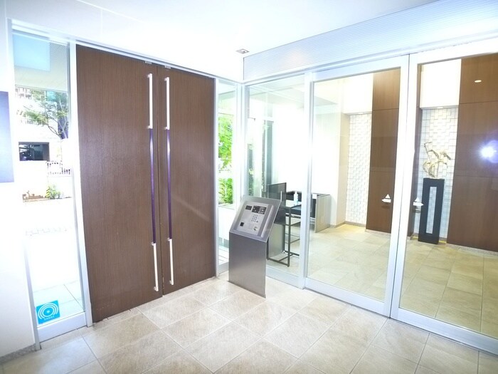 物件外観写真2　(エントランス部分)