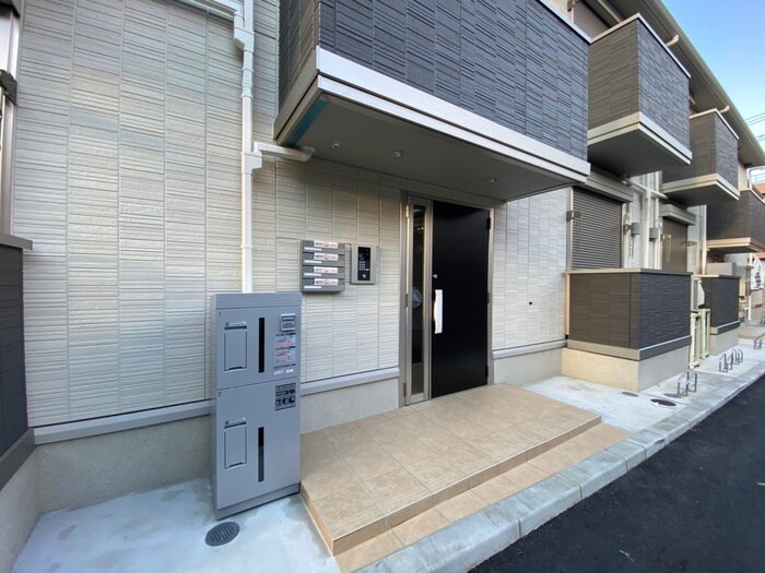 物件外観写真3　(エントランス部分)