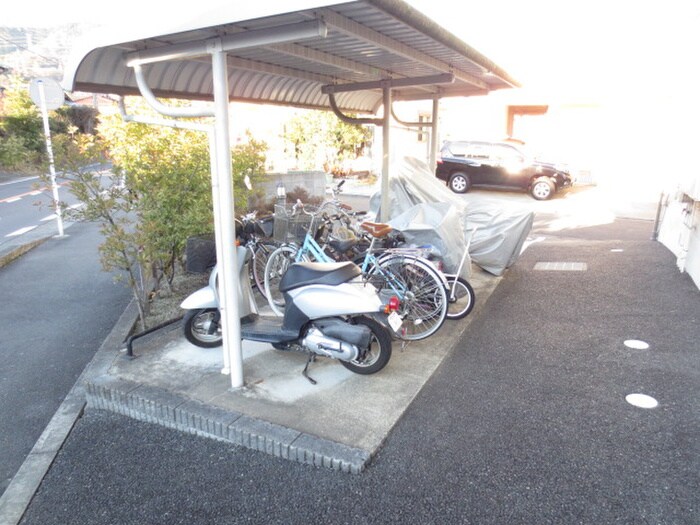 物件外観写真5　(駐輪場)