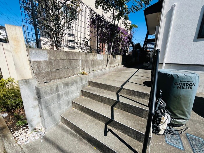 物件外観写真3　(エントランス部分)