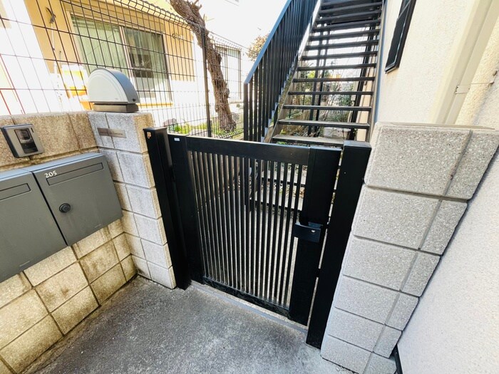 物件外観写真6　(エントランス部分)
