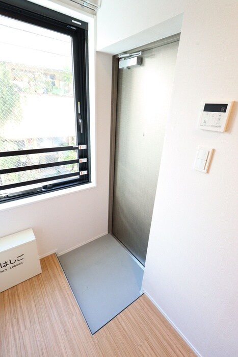 物件内観写真16　(玄関)