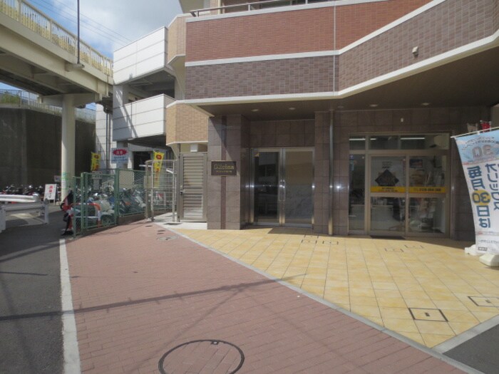 物件外観写真2　(エントランス部分)