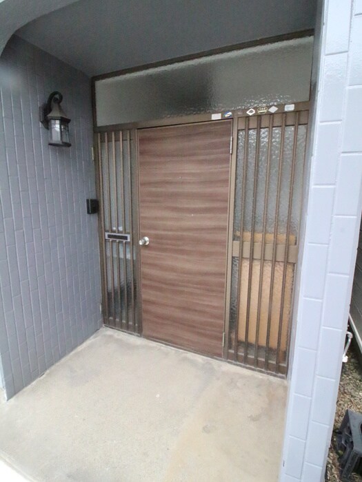 物件外観写真2　(エントランス部分)